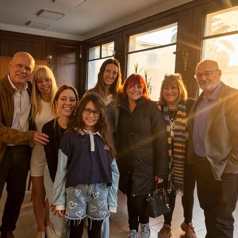 Danila Greppi y su equipo junto a clientes el día de la escritura