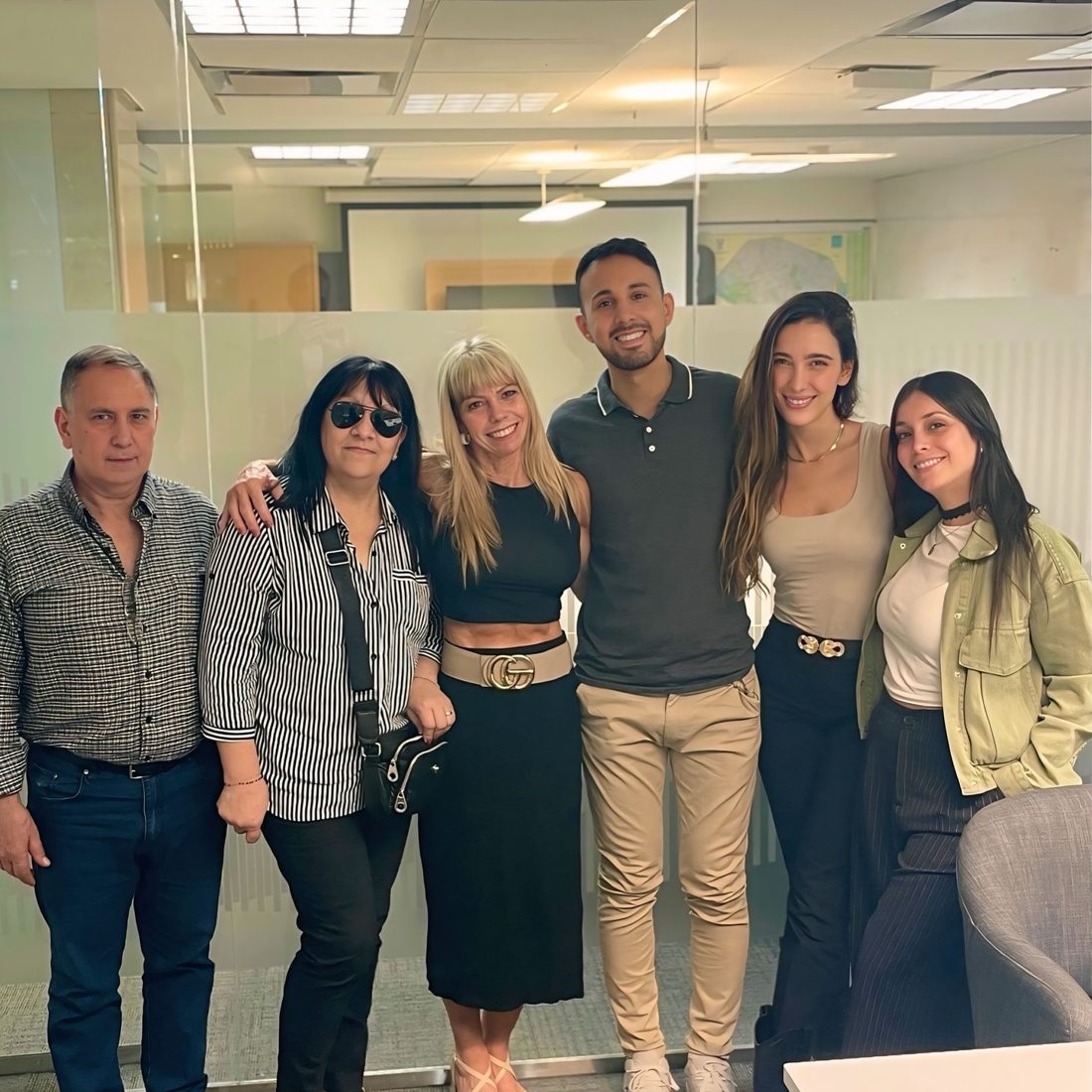 Danila Greppi y su equipo con clientes en una escribanía